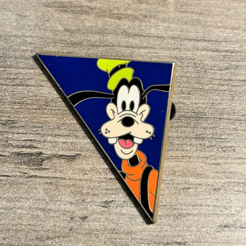 Walt Disney World - 2008 - Blue Goofy Triangle Puzzle Piece Trading Pin Preowned